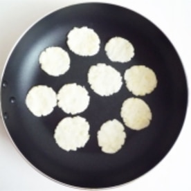 米粉とフライパンで作る チーズ煎餅 レシピ 作り方 By Liqueur 楽天レシピ 米粉とフライパンで作る チーズ煎餅 レシピ 作り方 By Liqueur 楽天レシピ